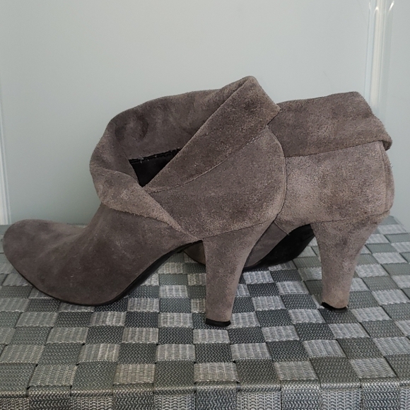 gorgeous Enzo gray suede bootie size 8 1/2 - Picture 2 of 8